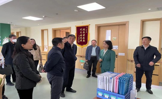 26.市领导一行莅临养老公司亲亲之家参观调研_副本.jpg 26.市领导一行莅临养老公司亲亲之家参观调研_副本.jpg