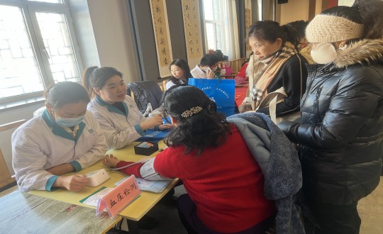 23.医疗公司与天宝社区联合举办义诊活动_副本.jpg