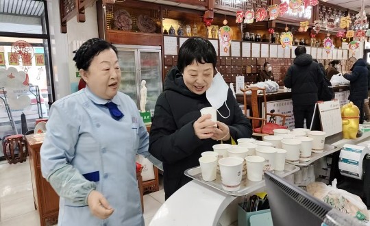14.药业公司“欢喜闹元宵，健康走百病”惠民活动现场_副本.jpg