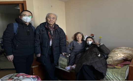 10.健康产业集团居家服务事业部同事与吴奶奶合影留念_副本.jpg