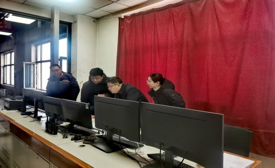 5.伊通满族自治县政府领导深入伊通供热分公司第二热源厂开展春节前调研工作_副本.jpg