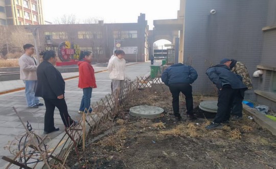 3.敦化市房产局物业办主任楚肖莹带领团队实地勘察下水主管道问题现场_副本.jpg