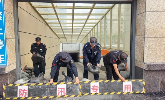 9.物业总公司敦化项目开展防汛应急实战演练_副本.jpg 9.物业总公司敦化项目开展防汛应急实战演练_副本.jpg